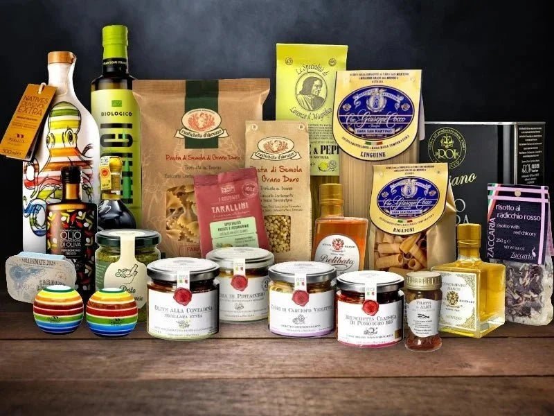 Italienische Feinkost als Geschenk mit Olivenöl, Pasta und Taralli verpackt