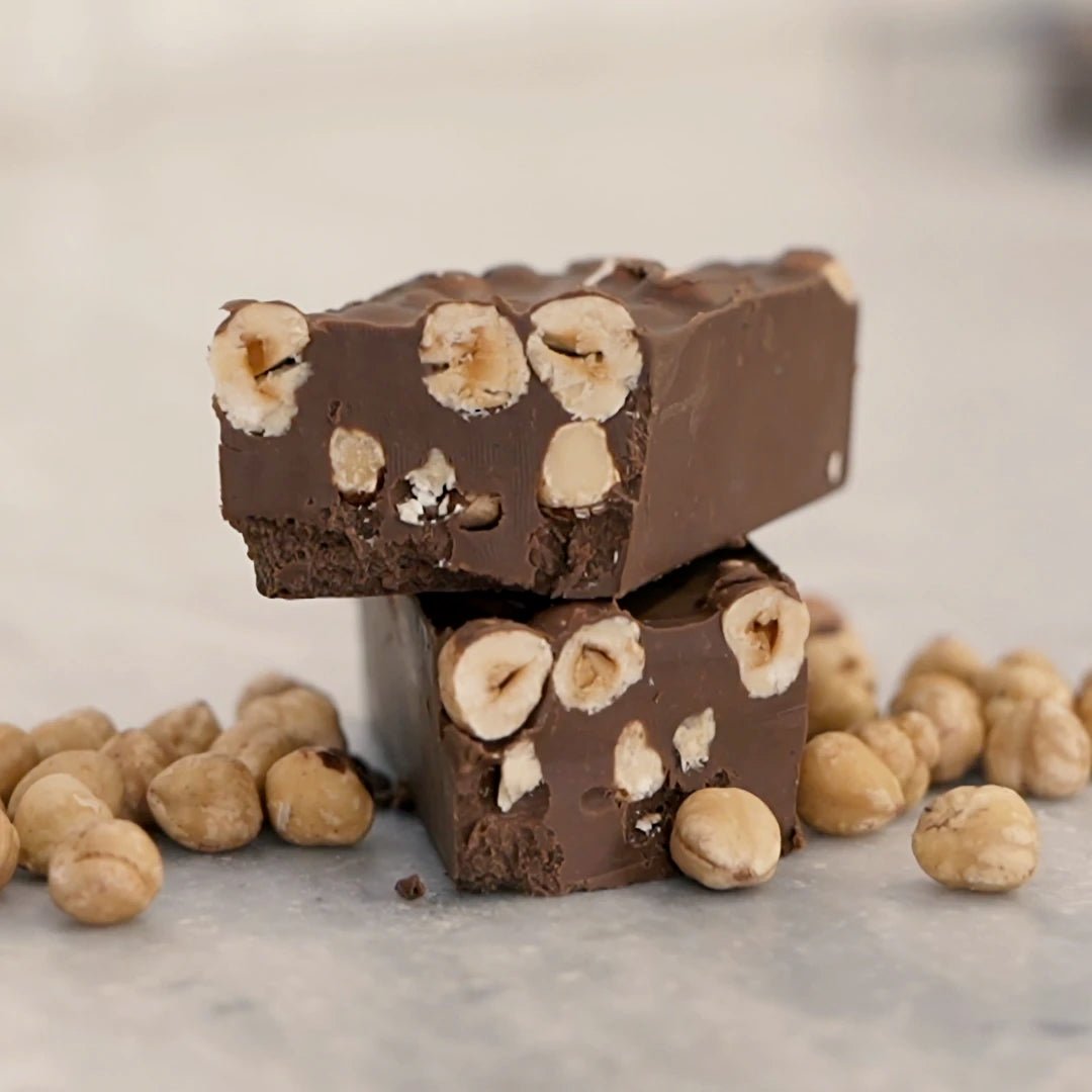 Gebrochener Barbero Nocciolone mit ganzen Haselnüssen im Anschnitt