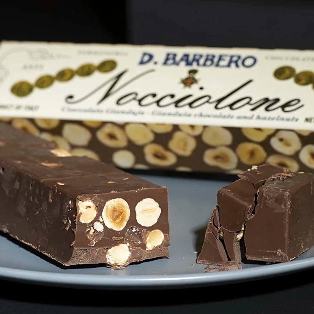 Stücke vom Barbero Nocciolone Gianduja auf einem Teller