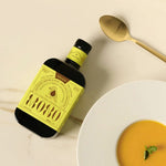 Mono Coratina Olivenöl von Francesco Cillo mit Suppenteller und Loeffel