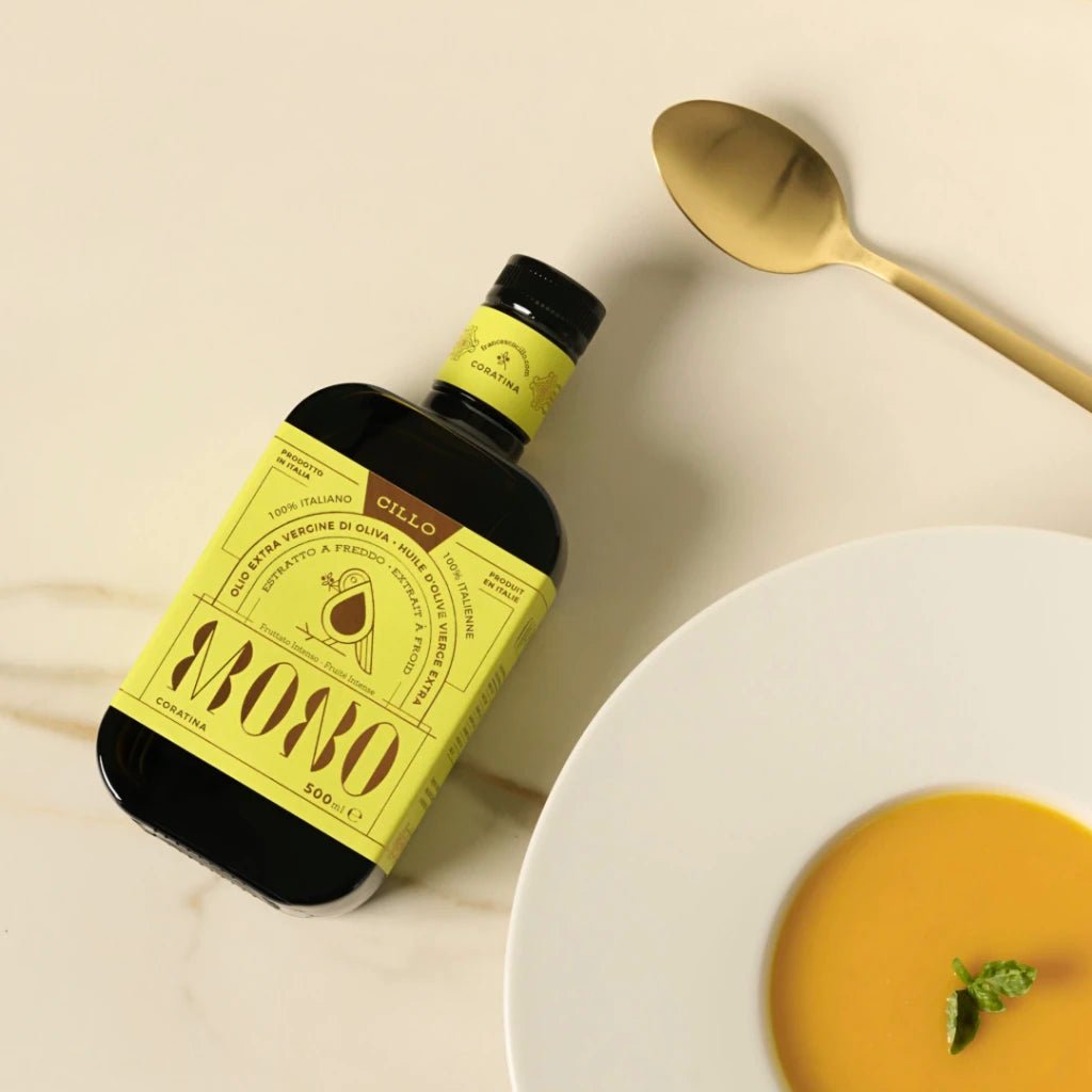 Mono Coratina Olivenöl von Francesco Cillo mit Suppenteller und Loeffel