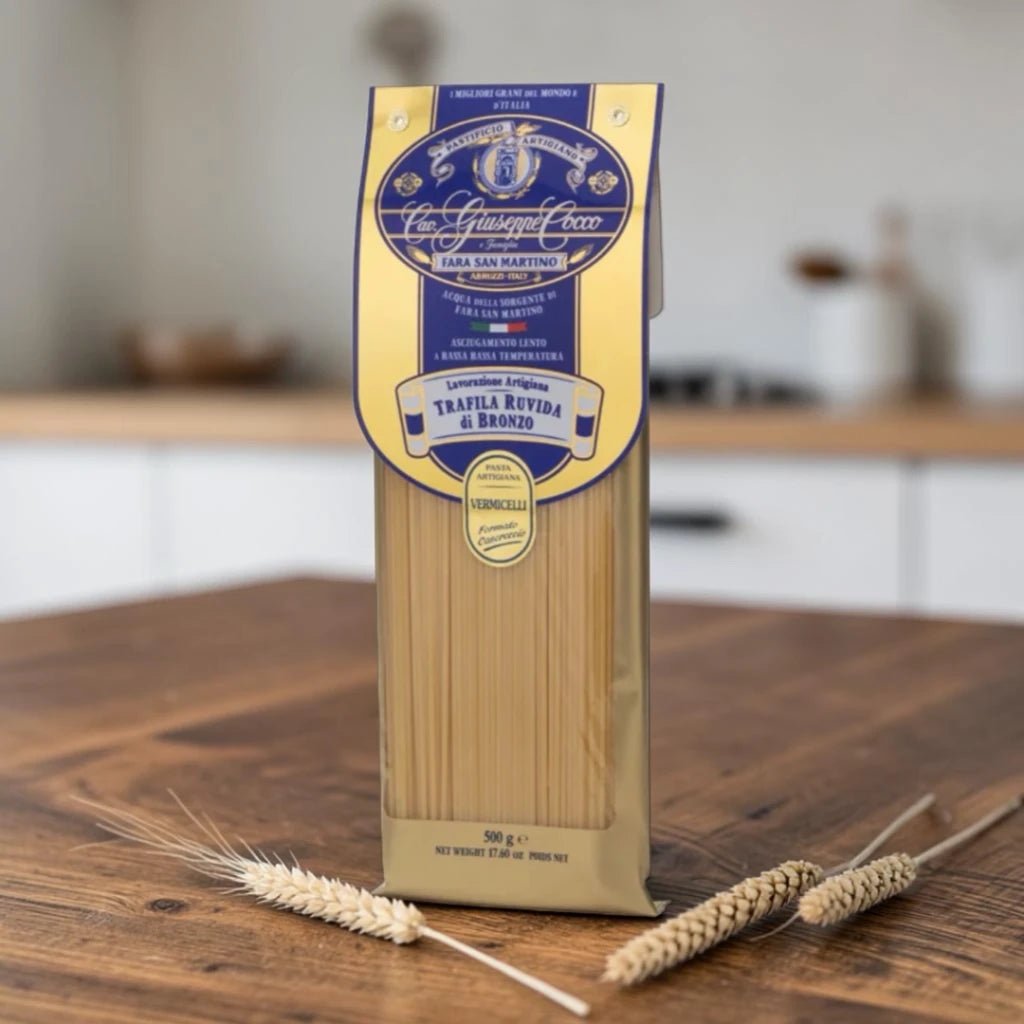 Vermicelli N.50 von Cav. Giuseppe Cocco – lange Bronze-Pasta aus Hartweizengrieß auf einem Holztisch