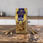 Nahaufnahme der Rigatoni Giganti N.61 – tiefe Rillen und raue, bronzetrafilierte Oberfläche
