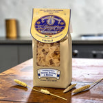 Farfalle N.36 von Cav. Giuseppe Cocco – Schmetterlingsnudeln aus Hartweizengrieß auf einem Holztisch mit Weizenähren