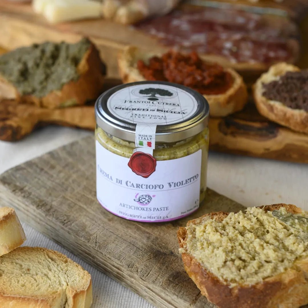 Artischockencreme auf geröstetem Brot als Antipasto serviert