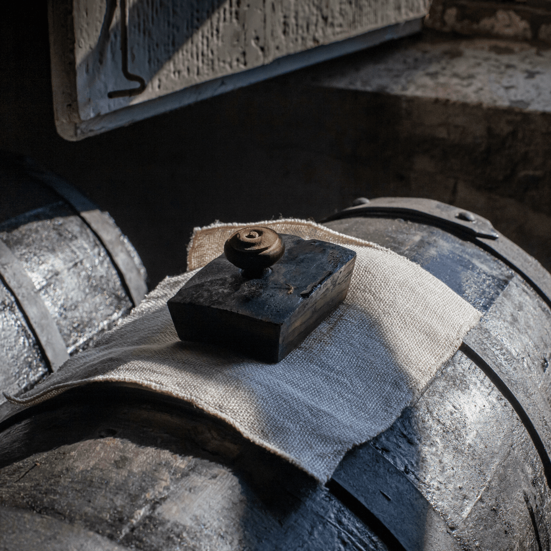 Altes Balsamico Holzfass mit Tuch und korken- OLIPASO - Essig