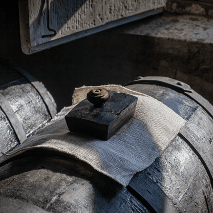 Altes Balsamico Holzfass mit Tuch und korken- OLIPASO - Essig