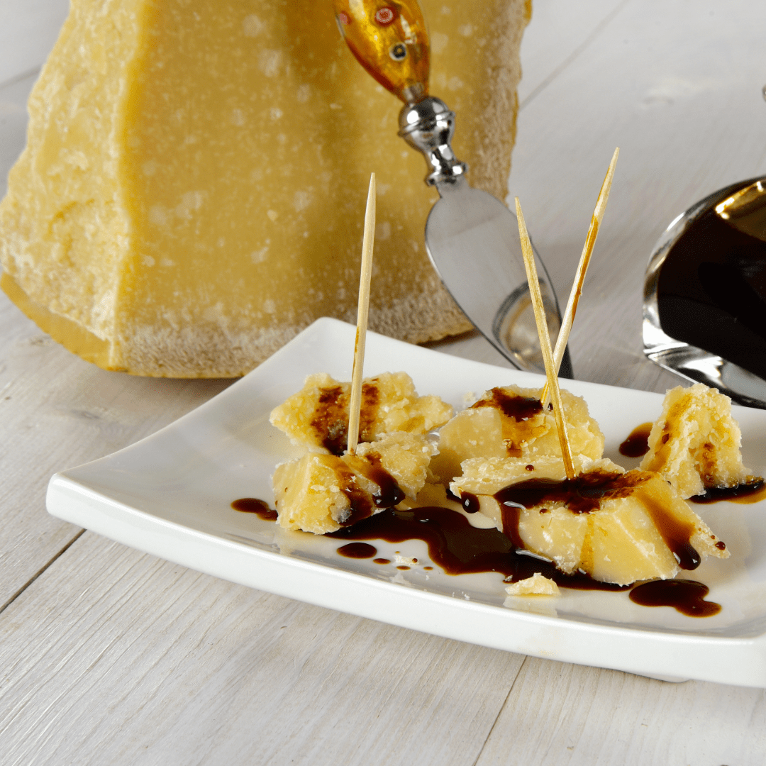 Aceto Balsamico über Parmesankäse - OLIPASO - Essig