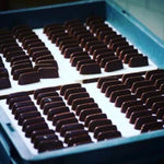 Ausgewickeltes dunkles Giandujotto mit Piemonteser Haselnüssen in Bootsrumpf-Form