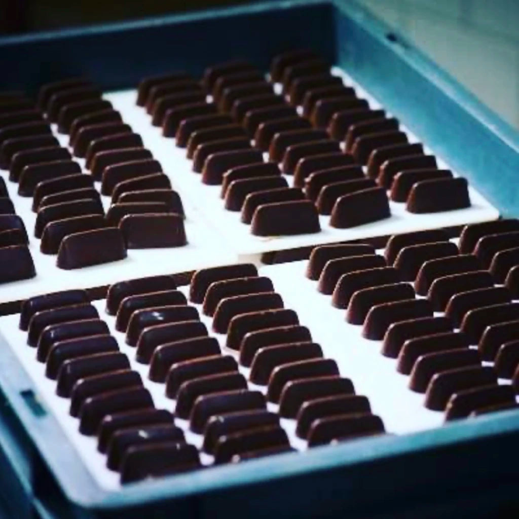 Ausgewickeltes dunkles Giandujotto mit Piemonteser Haselnüssen in Bootsrumpf-Form