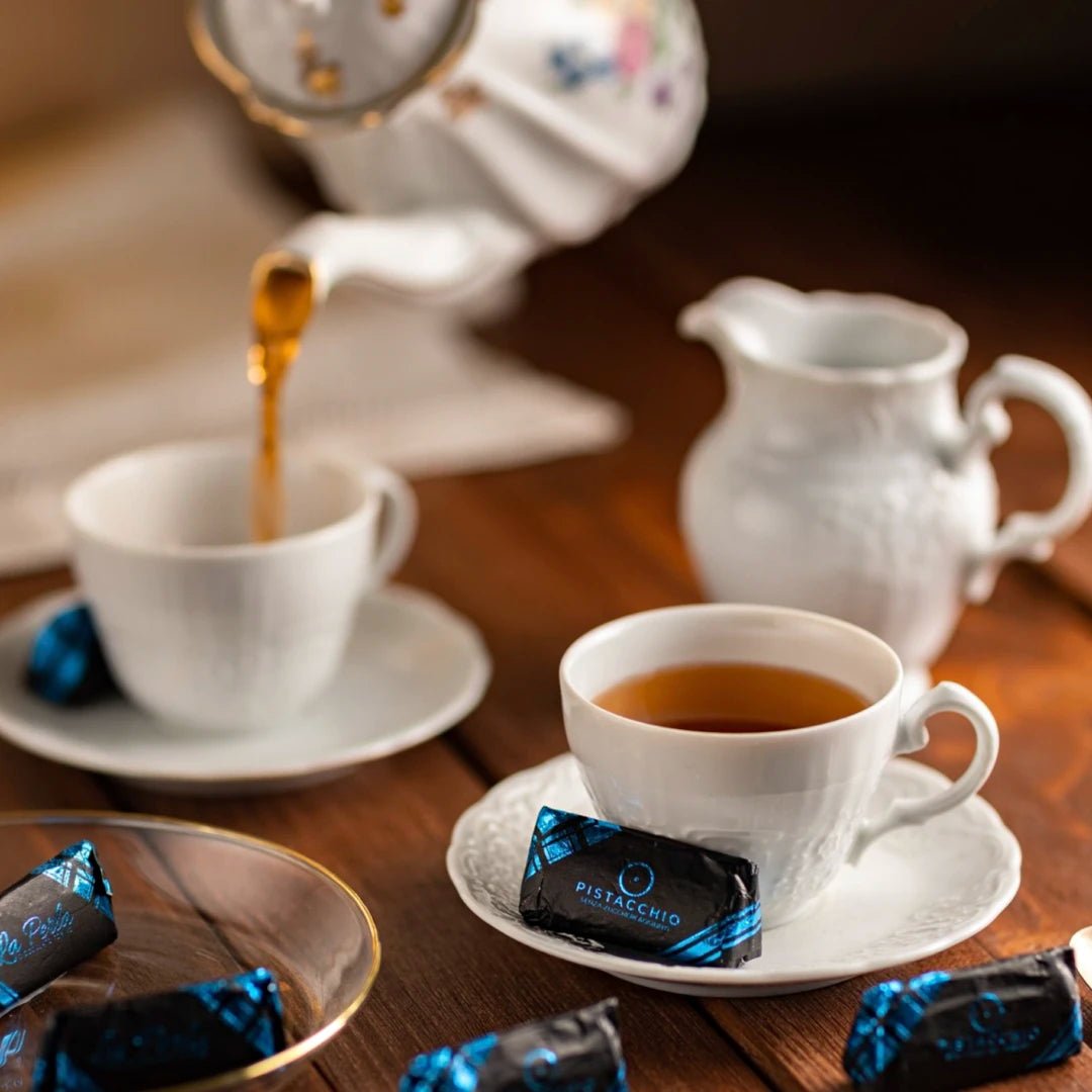 Giandujotti Pistacchio mit einer Tasse Tee