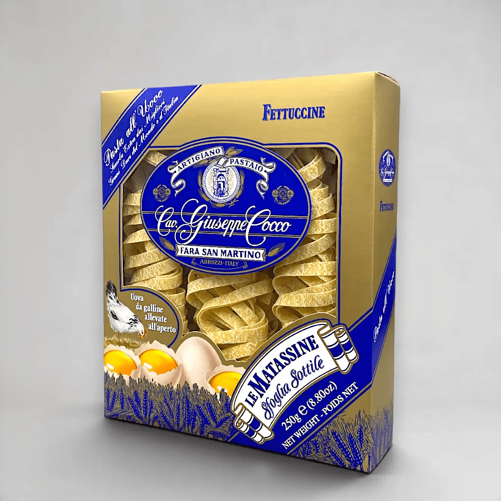 Nahaufnahme eines Fettuccine-Nests N.14 – goldgelbe Eierpasta aus der Matassatrice von 1930