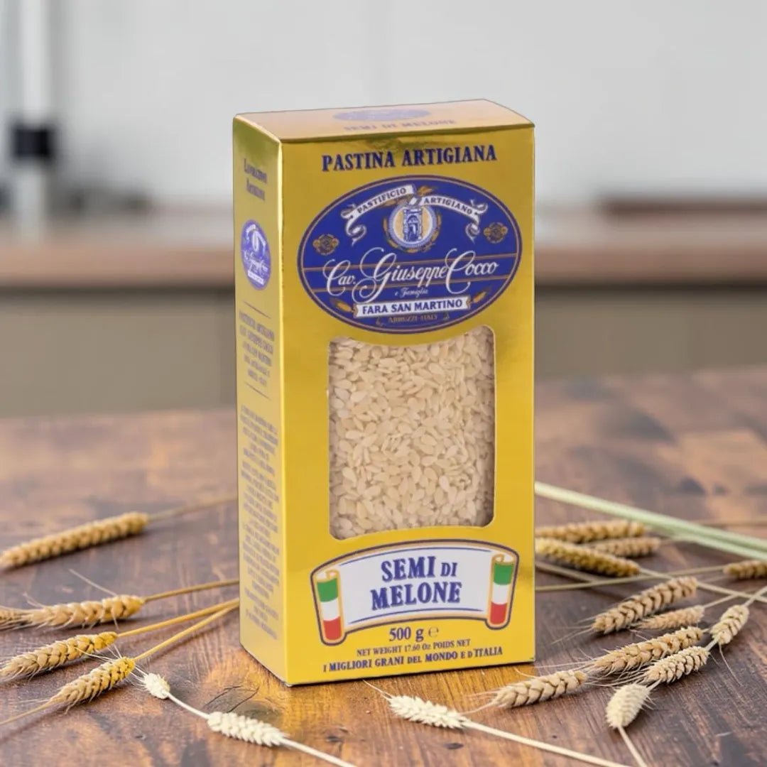 Semi di Melone Nr.70 von Cav. Giuseppe Cocco – Bronze-Pasta aus Hartweizengrieß auf einem Holztisch