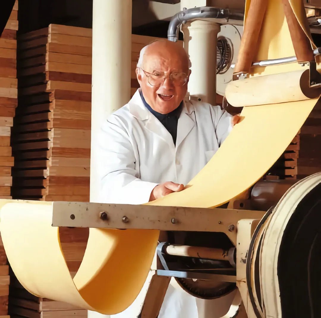 Signore Cocco beim überprüfen der Produktion des Pastateiges