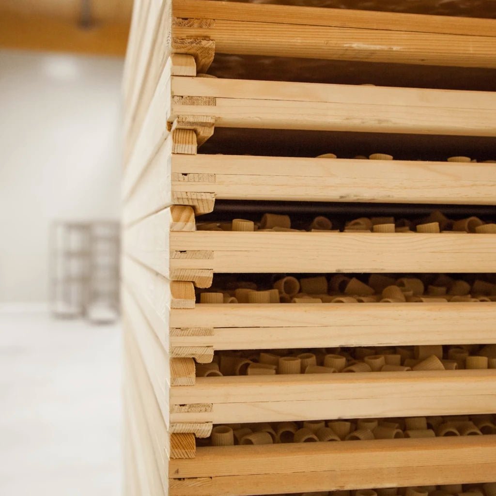 Holzgestelle zur Trocknung der Pasta im Pastificio Mancini