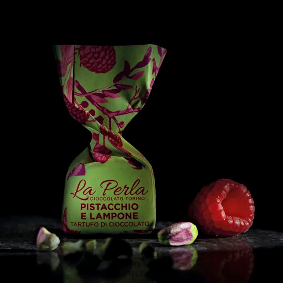 Stimmungsbild: Tartufi Pistacchio e Lampone von La Perla di Torino, mit Pistazienkernen und Himbeeren