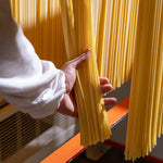 Mancini Pasta Stränge bei der Produktion