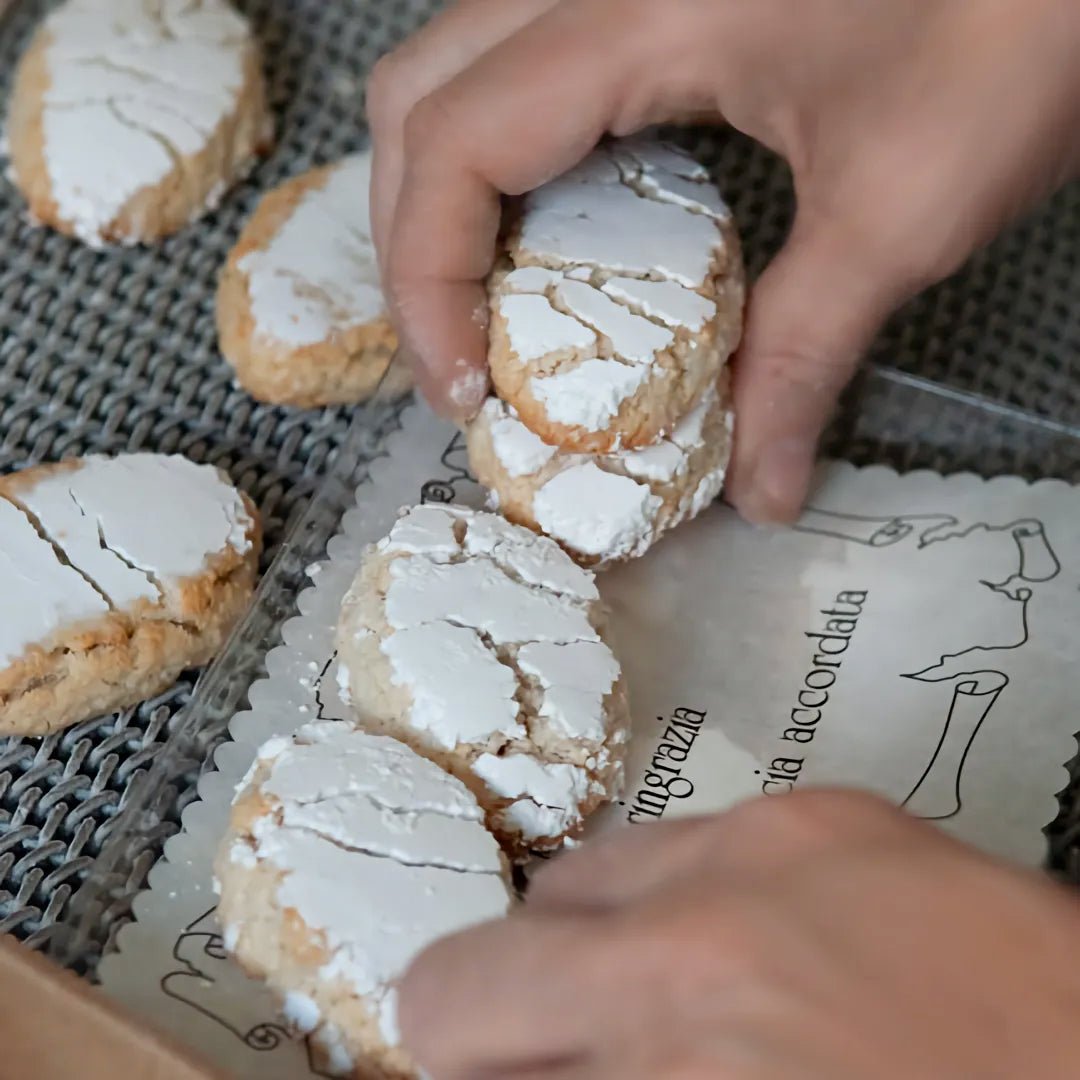 Masoni Ricciarelli di Siena IGP, rautenförmiges Mandelgebäck wird verpackt