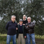 Muraglia-Familie-vor-einem-Olivenbaum
