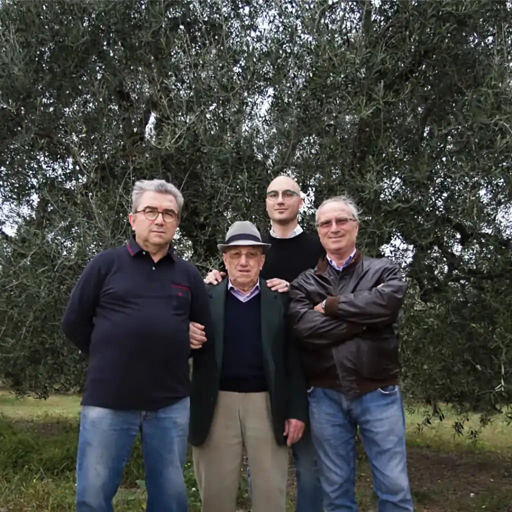 Muraglia-Familie-vor-einem-Olivenbaum