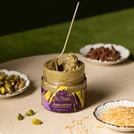 Dubai Style Creme auf einem Löffel mit sichtbaren Kadayif-Fäden und Schokoladentropfen