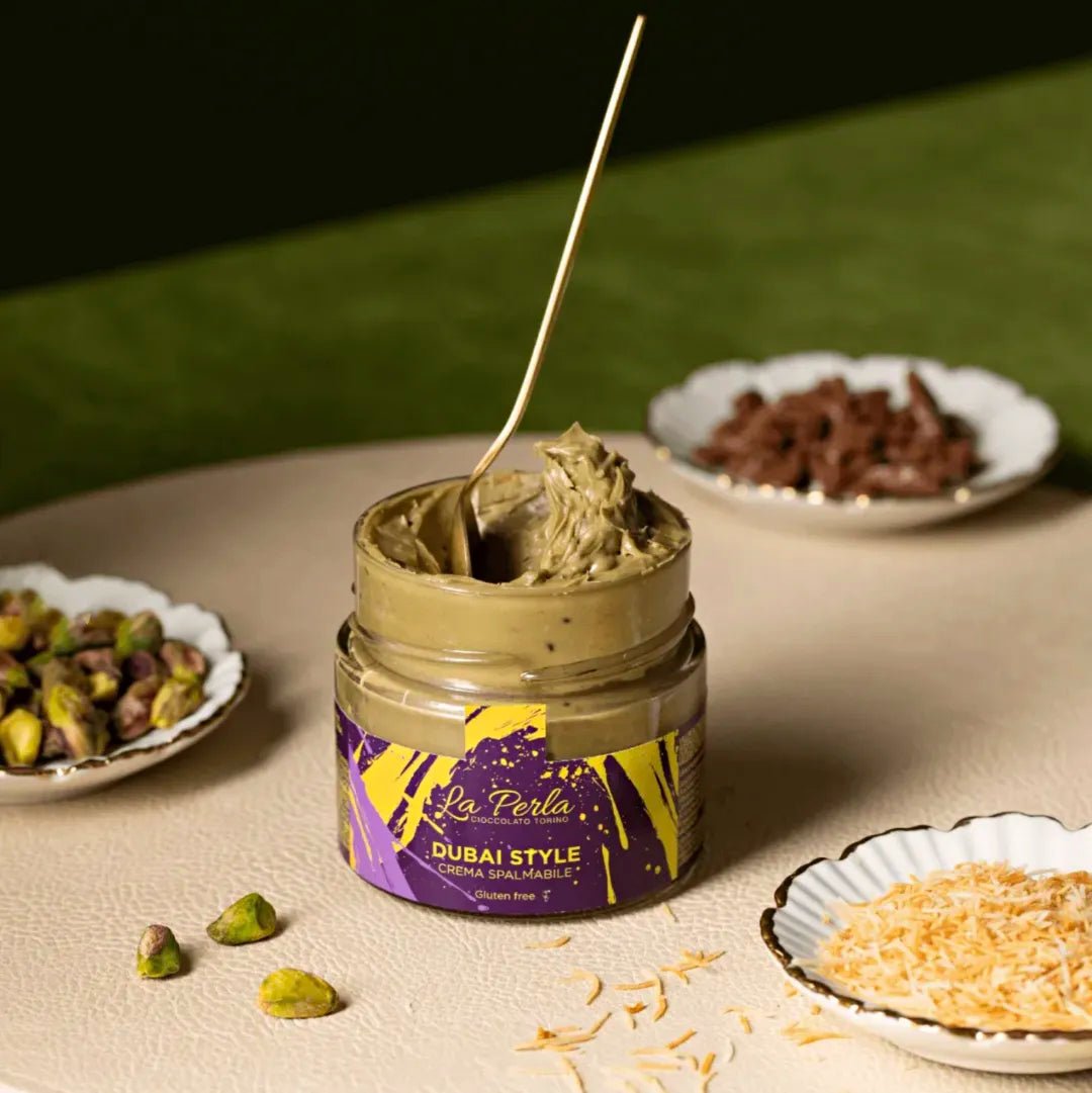 Dubai Style Creme auf einem Löffel mit sichtbaren Kadayif-Fäden und Schokoladentropfen