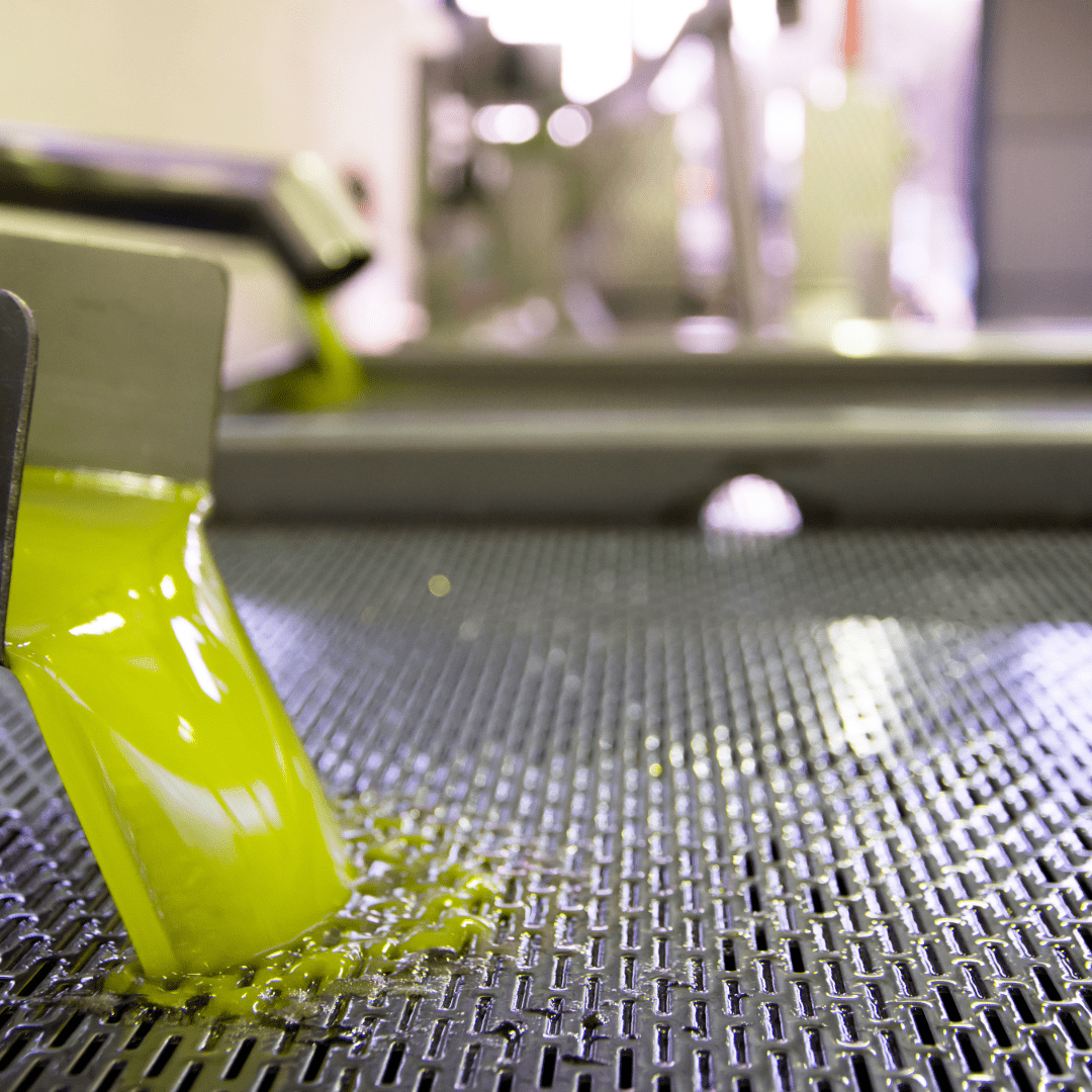 Frisch gepresstes Olivenöl fließt aus der Presse - OLIPASO - Olivenöl