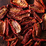 Getrocknete Tomaten auf einem Holztisch - OLIPASO - Pesto
