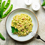 Teller mit Risotto und Erbsen