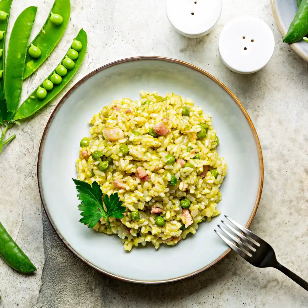 Teller mit Risotto und Erbsen