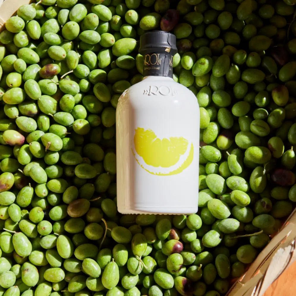 Roi Olio al Limone Zitronenöl 250 ml Flasche aus Badalucco auf geernteten Oliven