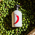 Roi Olio al Peperoncino Chiliöl 250 ml Flasche aus Badalucco auf geernteten Oliven