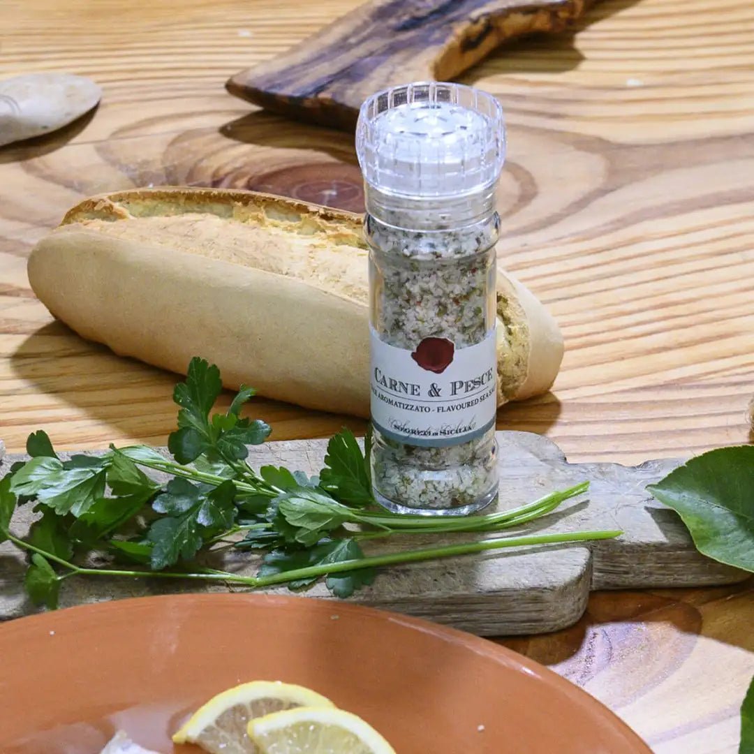 Sizilianisches Kräutersalz wird frisch über gebratenem Fleisch gemahlen