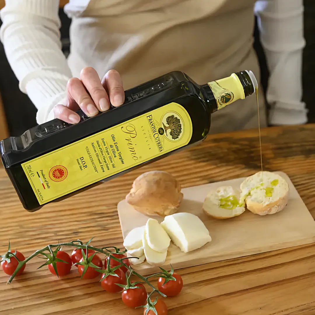 Frantoi Cutrera Primo Olivenöl auf Brot mit Mozzarella und Tomaten