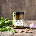 stilleben-mit-basilikum-pinienkernen-und-knoblauch-glas-baslikumpesto-pesto-ligure-olio-roi-ligurien