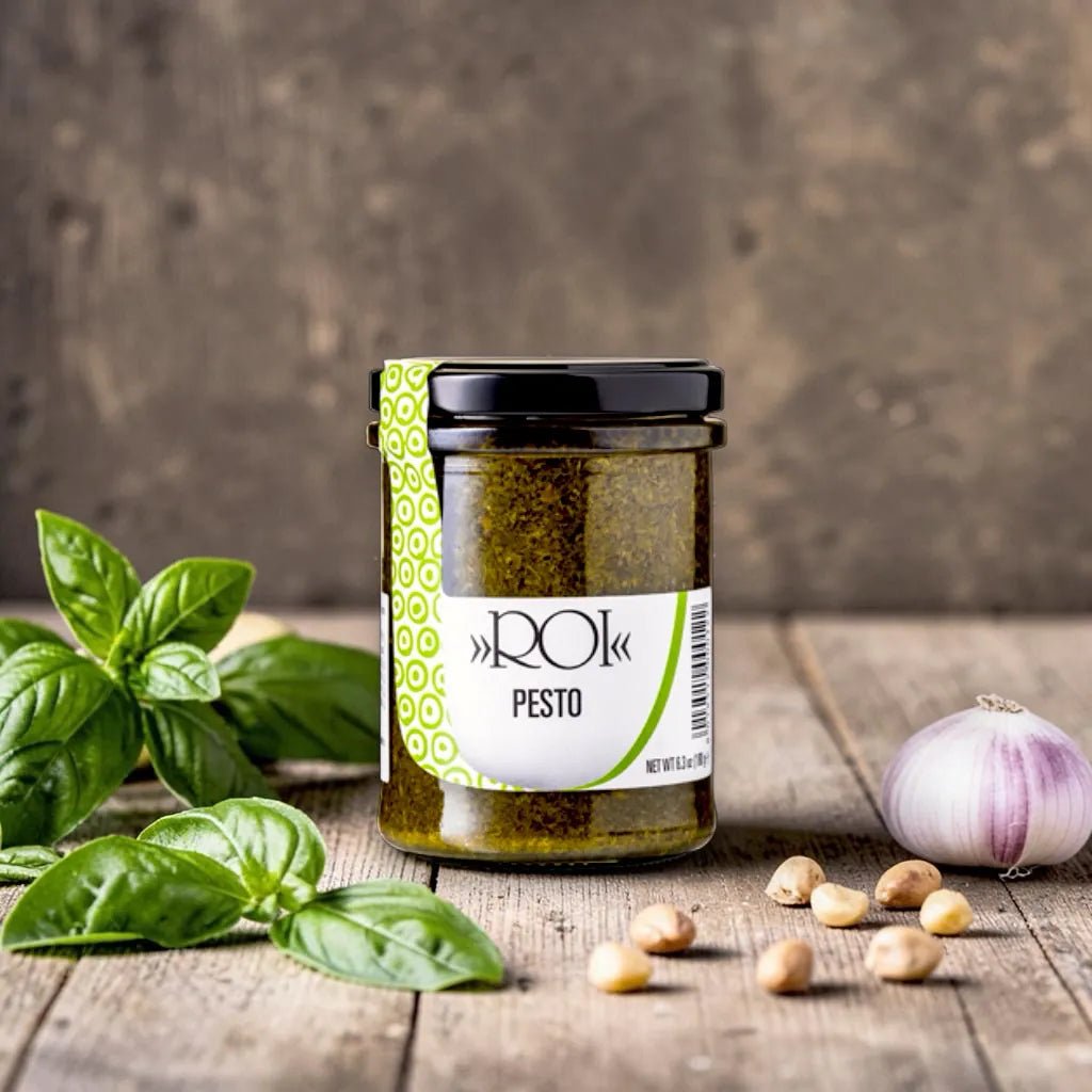 stilleben-mit-basilikum-pinienkernen-und-knoblauch-glas-baslikumpesto-pesto-ligure-olio-roi-ligurien