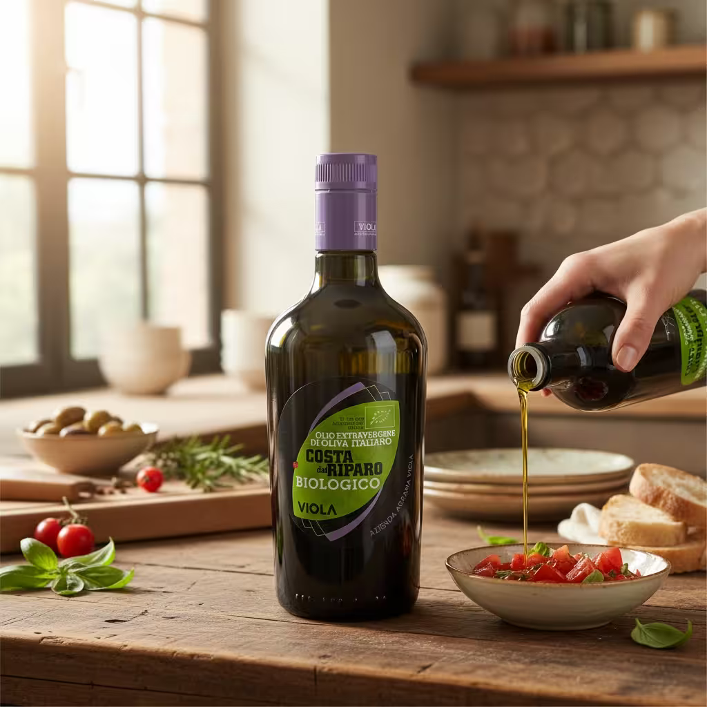 Stilleben für eine Flasche Olivenöl Costa del Riparo mit Basilikum, Weißbrot und Tomaten