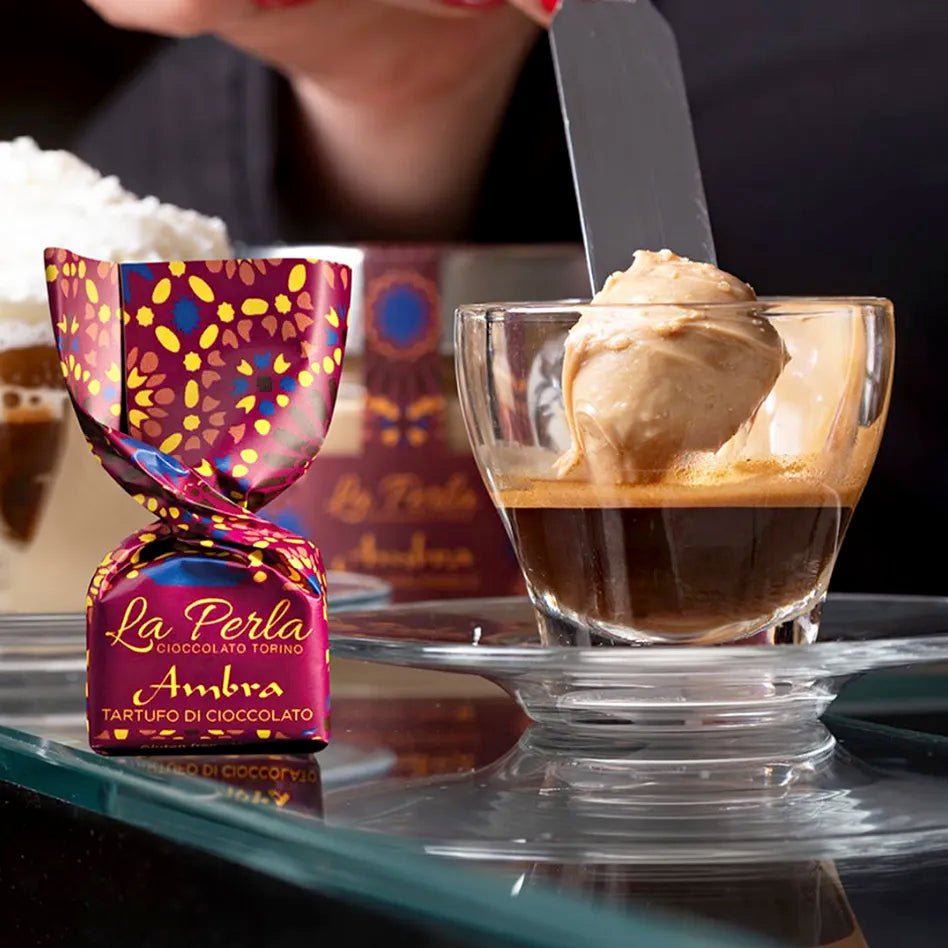 Tartufi Ambra von La Perla di Torino mit einem Espresso Affogato angerichtet