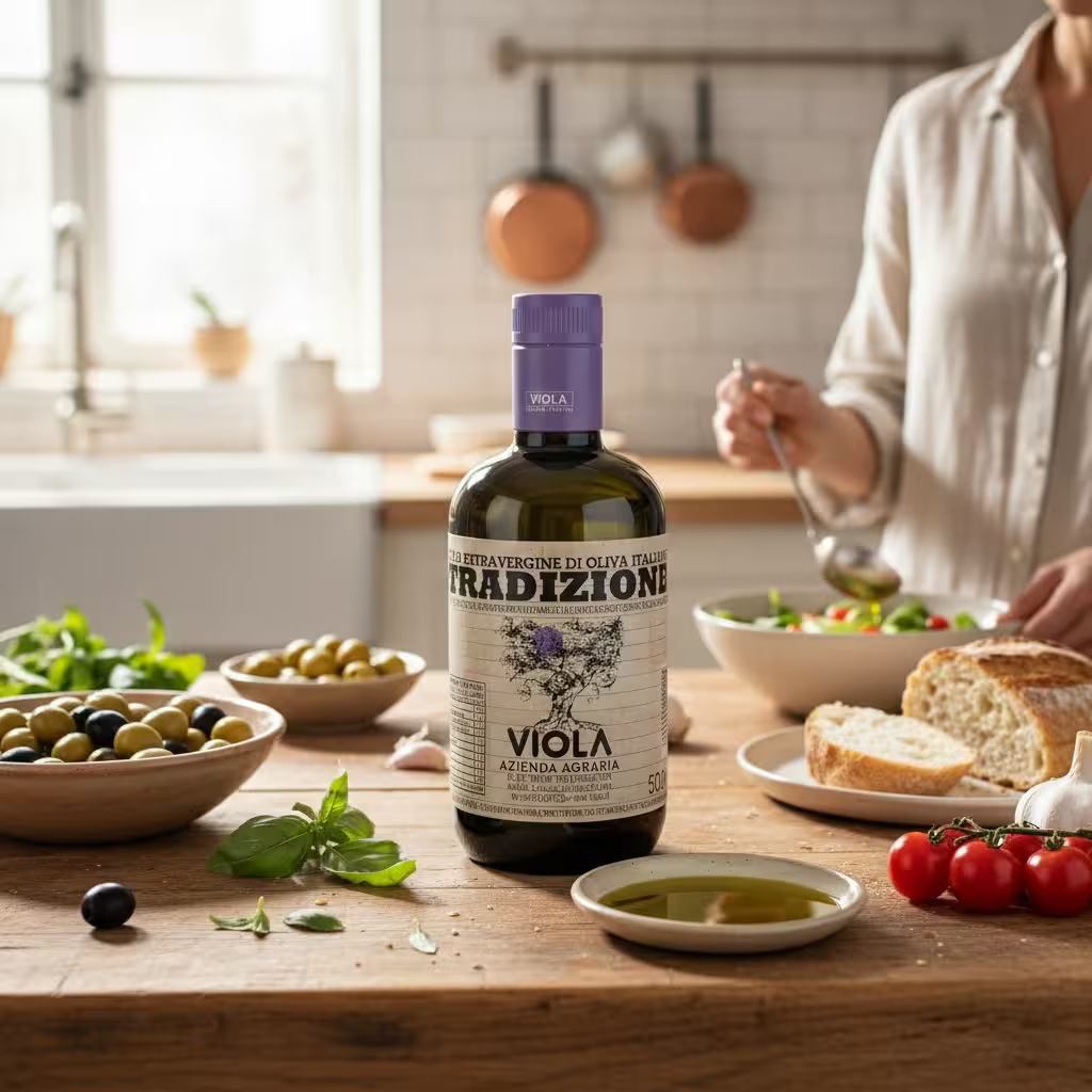 Stilleben mit einer Flasche Viola Tradizione Olivenöl und Basilikum, Oliven, Weißbrot, Tomaten und Oliven