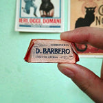Barbero Gianduiotti zwischen zwei Fingern gehalten