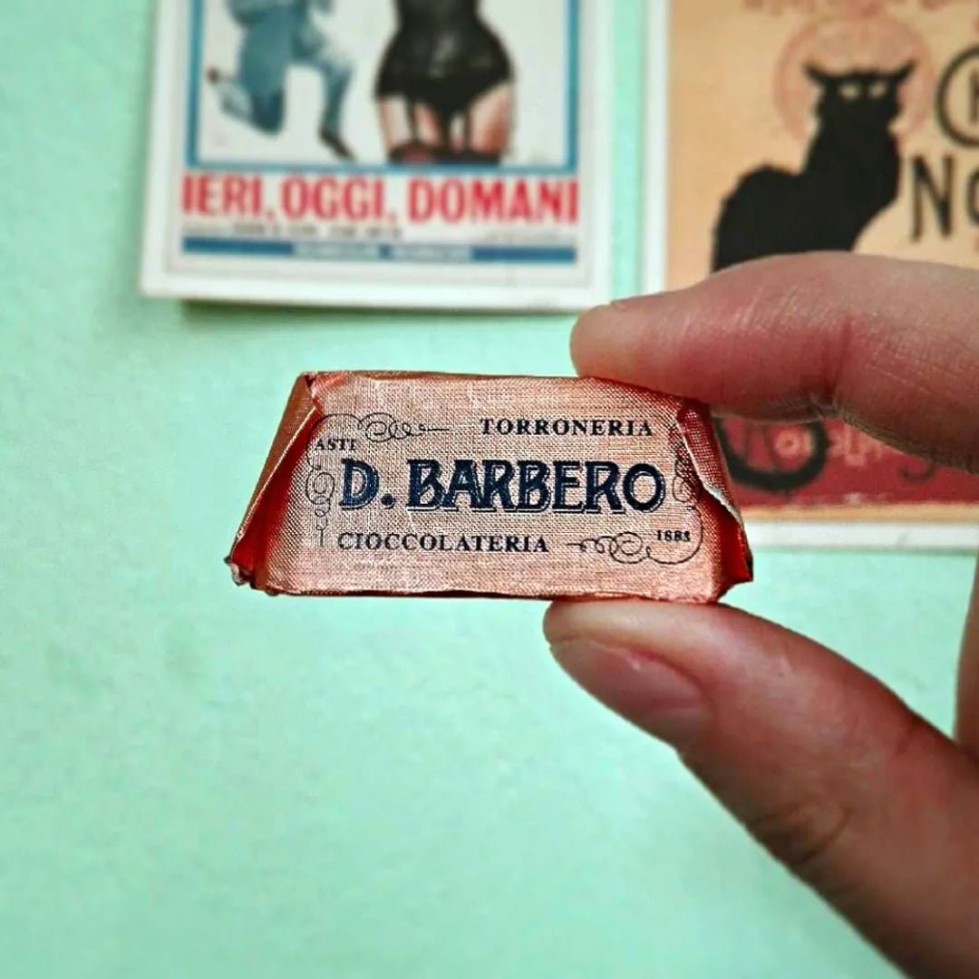Barbero Gianduiotti zwischen zwei Fingern gehalten