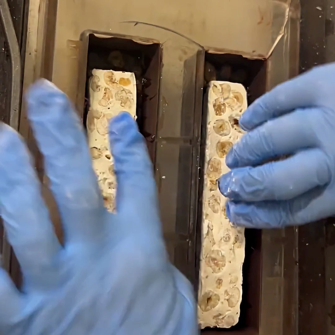 Barbero Torrone al Rum e Cioccolato 270 g – Haselnuss-Nougat mit Rum-Rosinen-Crème in dunkler Schokolade - OLIPASO - Süsses